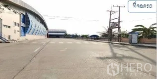 Warehouse for rent in Mueang Pathum Thani, Pathum Thani - Expansive approach road before the warehouse with ample turning radius.
