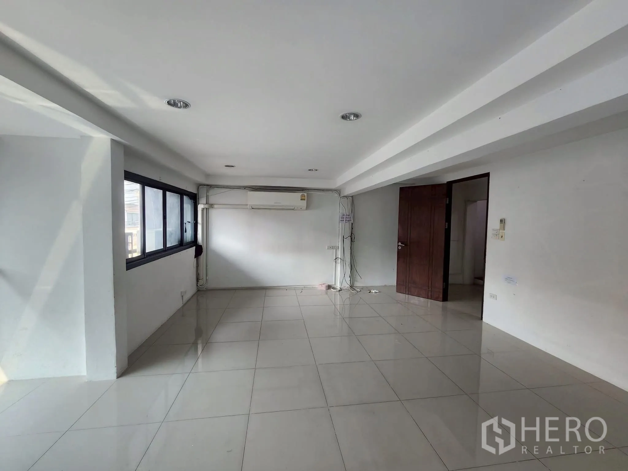 家庭办公室 for rent in Khlong Toei, Bangkok - 狭长型办公室，侧窗采光，空调与亮面地砖。