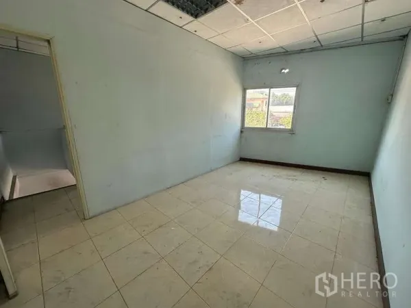 货栈 出租在Suan Luang, Bangkok - 第二间楼上办公室，带窗与瓷砖地面。