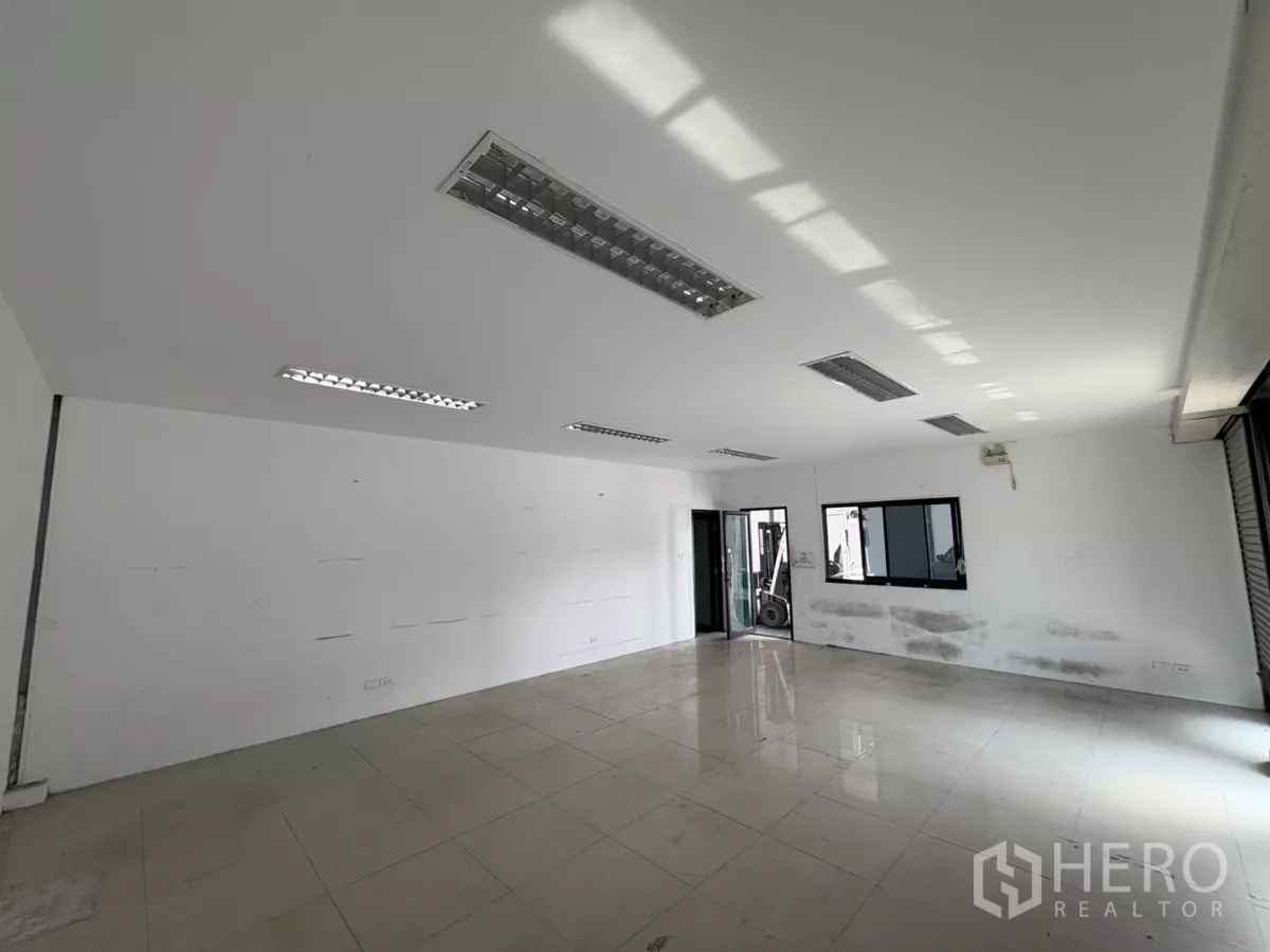 Warehouse for rent in Bang Phli, Samut Prakan - Office room with windows to the warehouse and door access to the operations area.