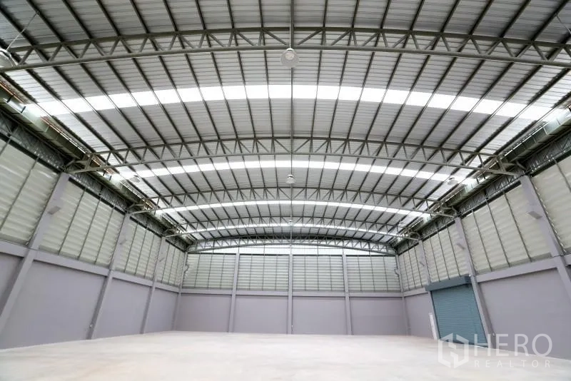 工厂 出租或出售在Bang Bo, Samut Prakan - 空旷仓库空间，长跨桁架与明亮采光带。