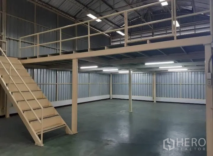 仓库 for rent in Bang Kho Laem, Bangkok - 仓库内部展示夹层、楼梯与平整混凝土地面。