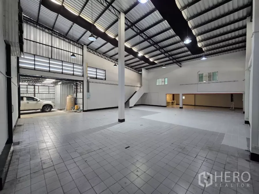 Warehouse for rent in Chatuchak, Bangkok - Spacious high-ceiling warehouse with tiled floor, steel roof and mezzanine office.