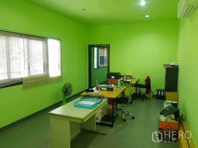 Warehouse for rent in Sai Noi, Nonthaburi - Large open-plan office with multiple desks, blinds and air conditioning.