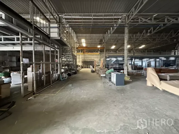 货栈 出租在Yan Nawa, Bangkok - 仓库内部，带楼梯的夹层、金属网隔断与通道