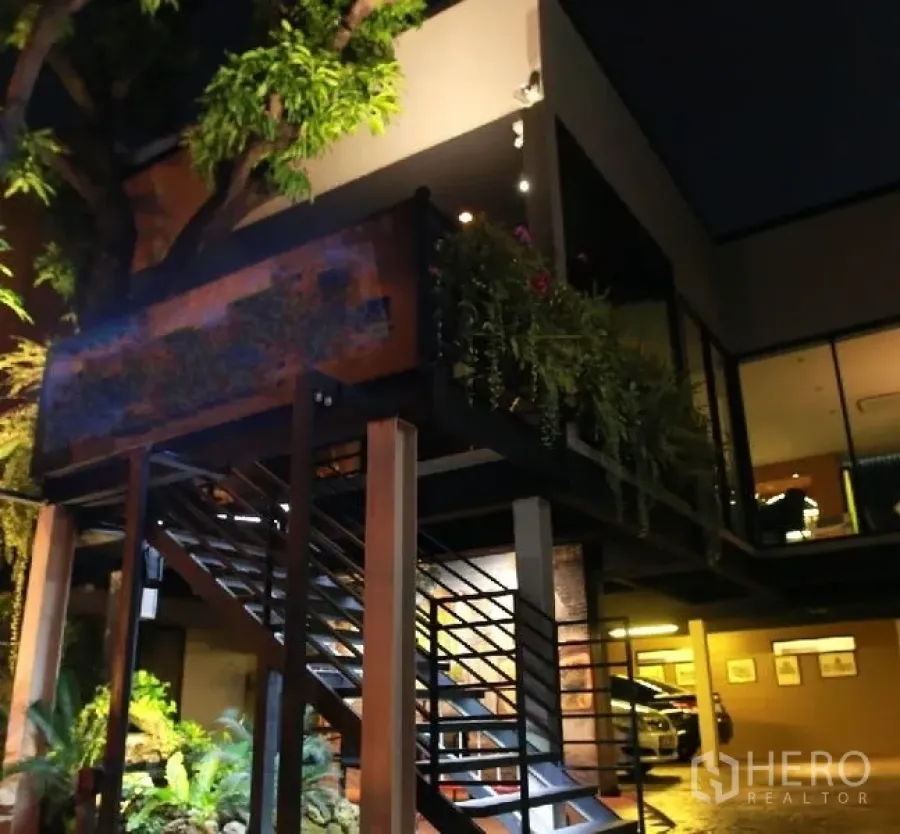 Featured image for For rent Retail Space 995 sqm in Thung Wat Don, Sathon, Bangkok BTS Chong Nonsi