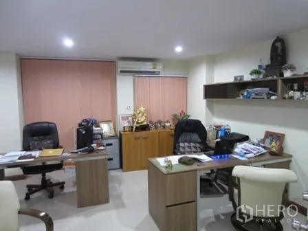 带办公室的家 出租或出售在Wang Thonglang, Bangkok - 经理办公室，双办公桌、置物架与空调。