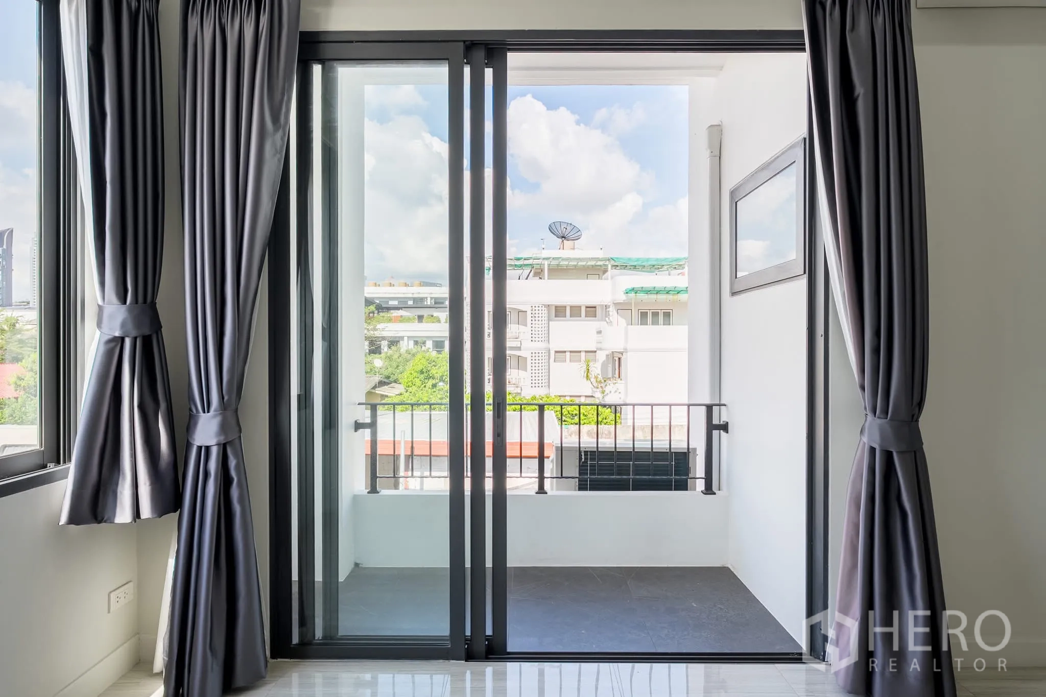 โฮมออฟฟิศ for rent in Khlong Toei, Bangkok - ประตูกระจกบานเลื่อนออกสู่ระเบียงขนาดกะทัดรัดมองเห็นวิวเมือง