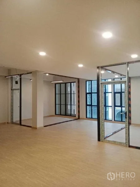 带办公室的家 出租在Bang Kapi, Bangkok - 开放楼层带两间玻璃隔断房与嵌入式照明。