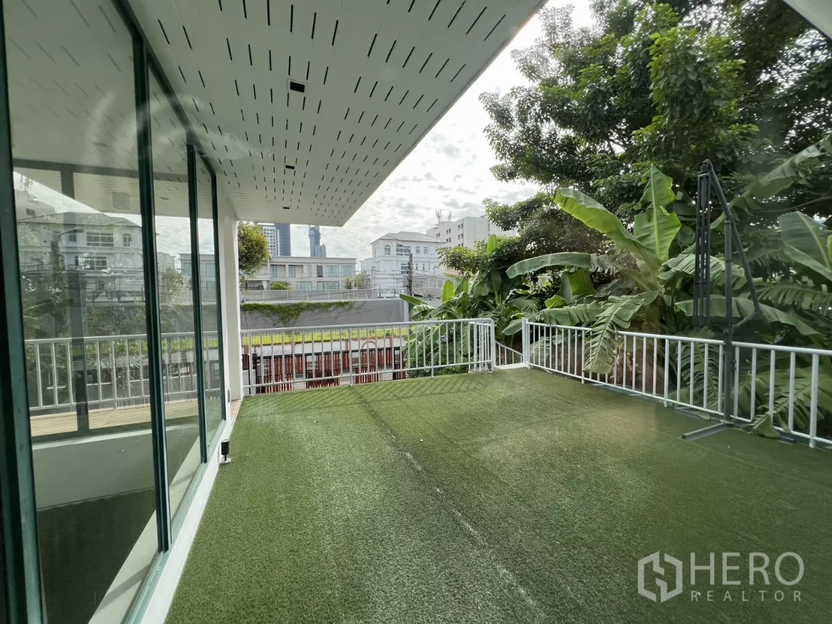 带办公室的家 出租或出售在Phra Khanong, Bangkok - 二层人造草坪露台，栏杆与绿意景观