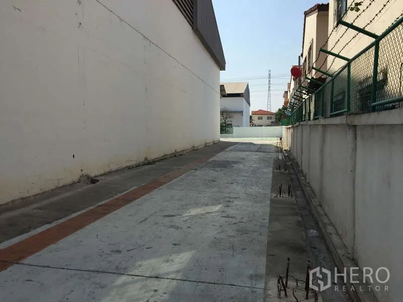 工厂 出租在Bang Bo, Samut Prakan - 工业园区内的大门入口及硬化前场。