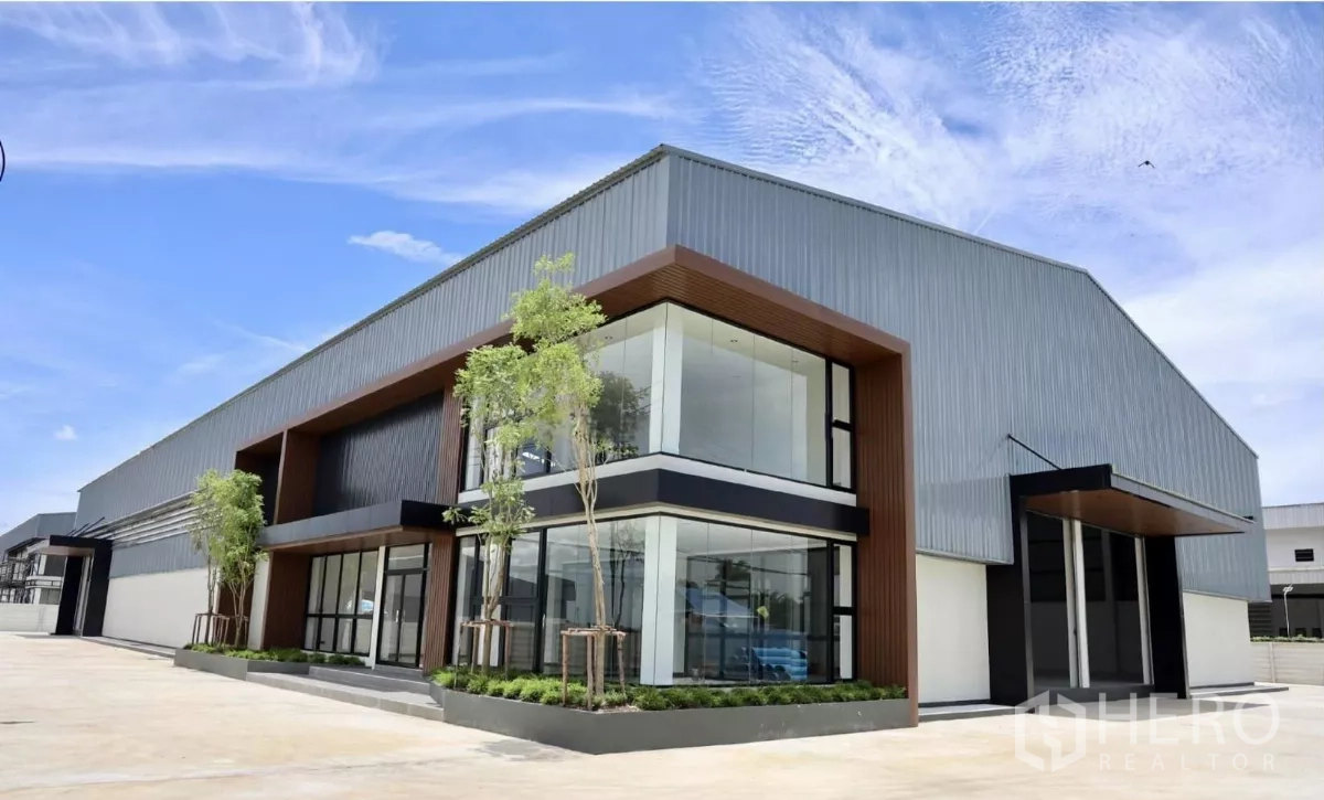Factory for rent or sale in Phutthamonthon, Nakhon Pathom - Alternative perspective of the contemporary office facade attached to the warehouse.