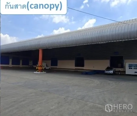 Warehouse for rent in Mueang Pathum Thani, Pathum Thani - Covered loading canopy along the warehouse with dock doors and truck bays.