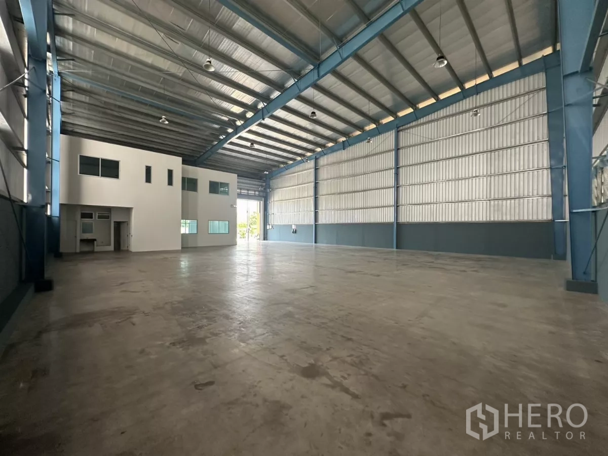 Factory for rent in Bang Phli, Samut Prakan - Large clear-span warehouse with polished concrete floor and vertical skylight panels.