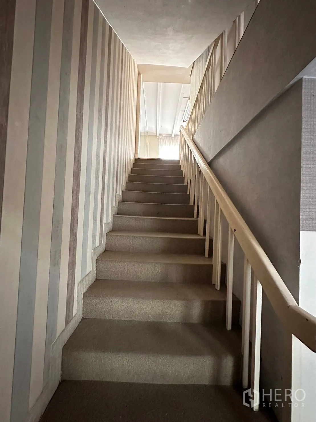 Retail Space for rent in Watthana, Bangkok - Carpeted staircase with striped wallpaper and handrail