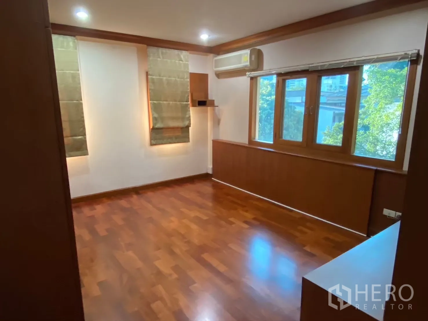 独立式住宅 出租在Watthana, Bangkok - 采光充足的卧室，大窗与木地板