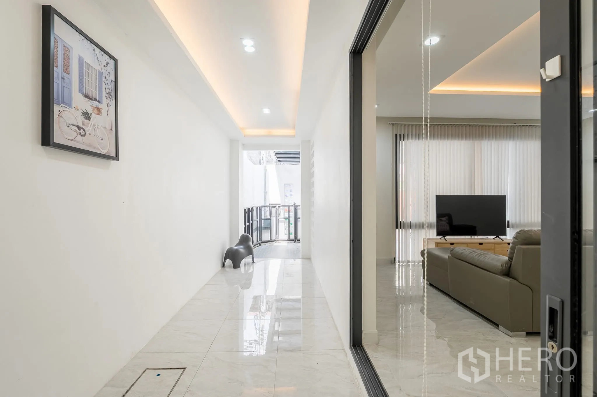 โฮมออฟฟิศ for rent in Khlong Toei, Bangkok - โถงทางเดินสว่างกั้นกระจก เชื่อมต่อสู่ห้องนั่งเล่นที่มีหน้าต่างบานใหญ่และมู่ลี่