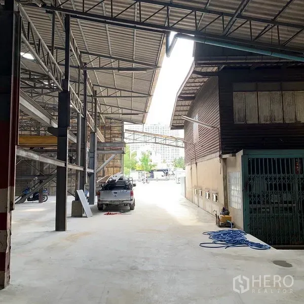货栈 出租在Yan Nawa, Bangkok - 仓库与附楼之间的有顶通道，可供车辆装卸通行