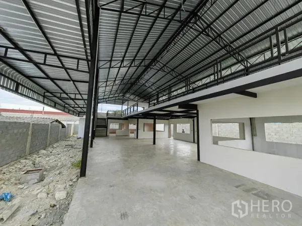 工厂 出租或出售在Mueang Samut Prakan, Samut Prakan - 大跨度生产大厅，金属瓦屋顶下设长条夹层与混凝土地面。