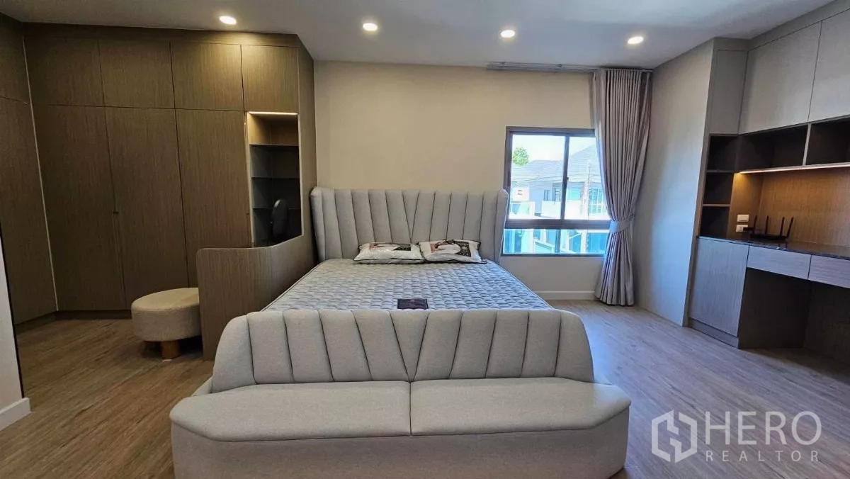 Detached House for rent in Bang Phli, Samut Prakan - Large master bedroom with upholstered bed, extensive closets and big windows.
