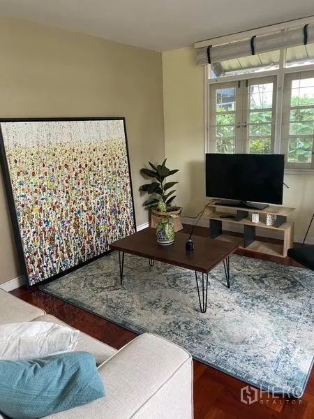 Detached House for rent in Khlong Toei, Bangkok - Private lawn garden with table and chairs, potted plants and privacy hedge.
