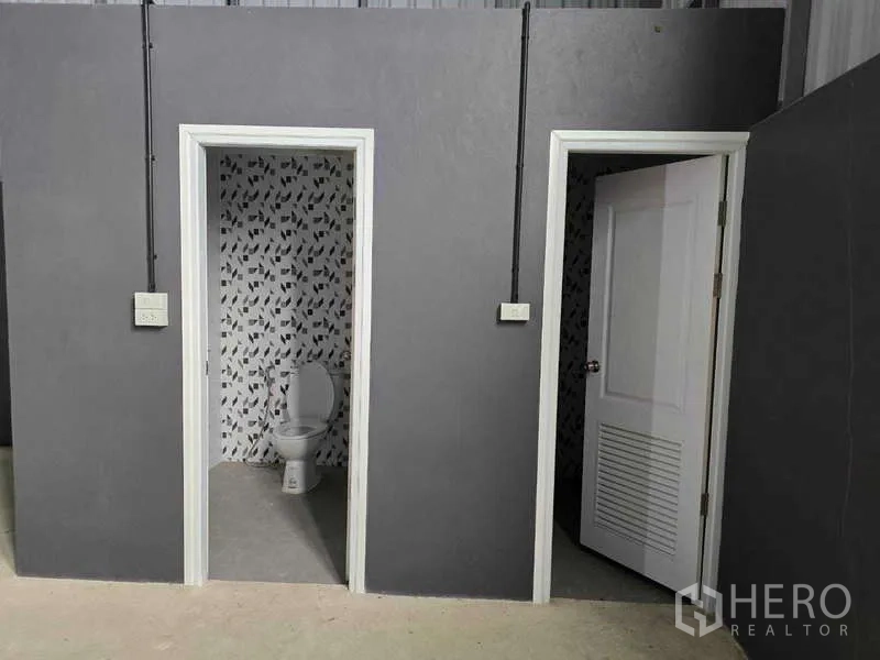 Warehouse for rent in Mueang Samut Sakhon, Samut Sakhon - On‑site restrooms with patterned tile walls inside the warehouse.