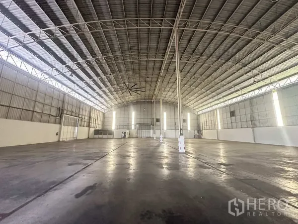 Warehouse for rent in Bang Pa-in, Phra Nakhon Si Ayutthaya - Vast warehouse interior with polished concrete floor, 14 m clear height and steel truss roof with HVLS fan.
