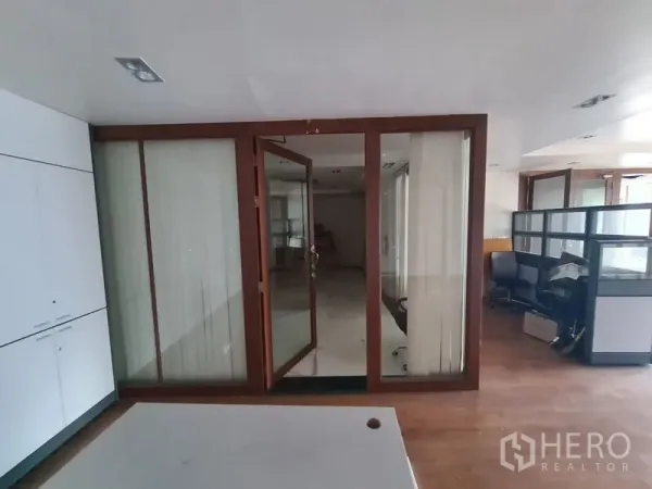 Office Space for rent in Bang Rak, Bangkok - Meeting room with sliding glass doors beside built-in cabinets.