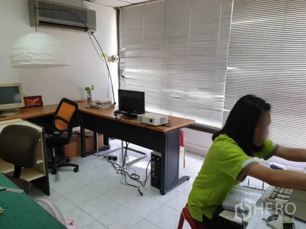 Office Space for rent in Bang Kapi, Bangkok - Private office area with long workstation, large windows with blinds and split-type air conditioner.