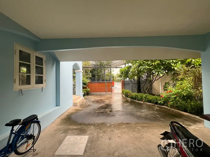 Detached House for rent in Bang Na, Bangkok - Covered parking area and driveway leading to the front gate