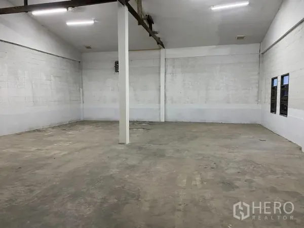 Warehouse for rent in Chatuchak, Bangkok - Large empty warehouse bay featuring high ceiling, exposed steel beams and a central column.