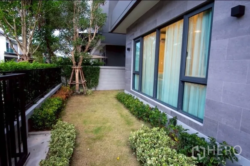 Detached House for rent in Bang Phli, Samut Prakan - Outdoor laundry area with white front-load washing machine.