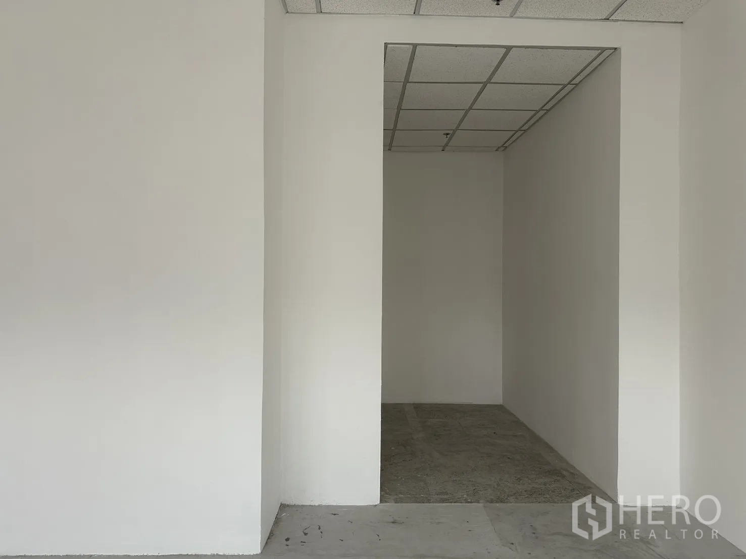 办公室 for rent in Khlong Toei, Bangkok - 内部小房间，白墙、格栅吊顶与未完成的水泥地面。