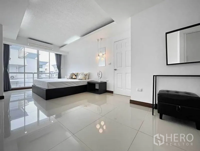 Condominium for rent in Khlong Toei, Bangkok - Master bedroom with floor-to-ceiling windows, bedside tables and glossy tiled floors.