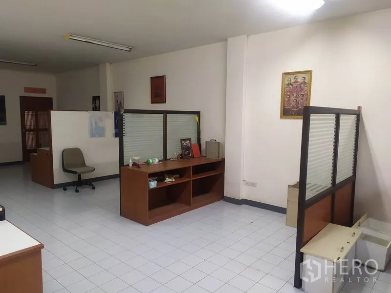 Home Office for rent in Yan Nawa, Bangkok - Spacious work area with partitions, built-in shelves and office desks on tiled floor.