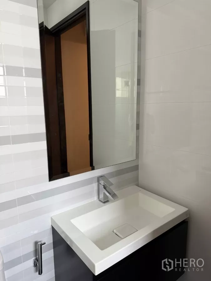 Detached House for rent in Bang Phli, Samut Prakan - Modern bathroom vanity with rectangular basin and wall mirror