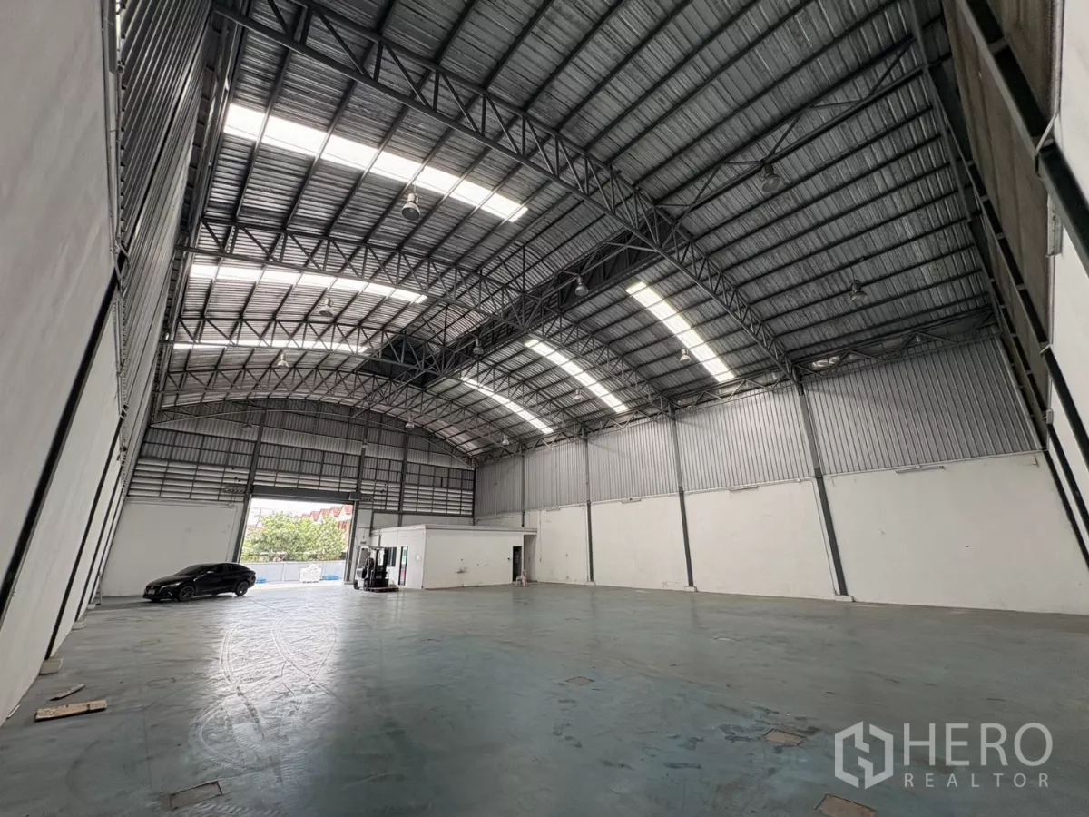 Warehouse for rent in Bang Phli, Samut Prakan - Open clear-span warehouse showing wide entrance and polished concrete floor.