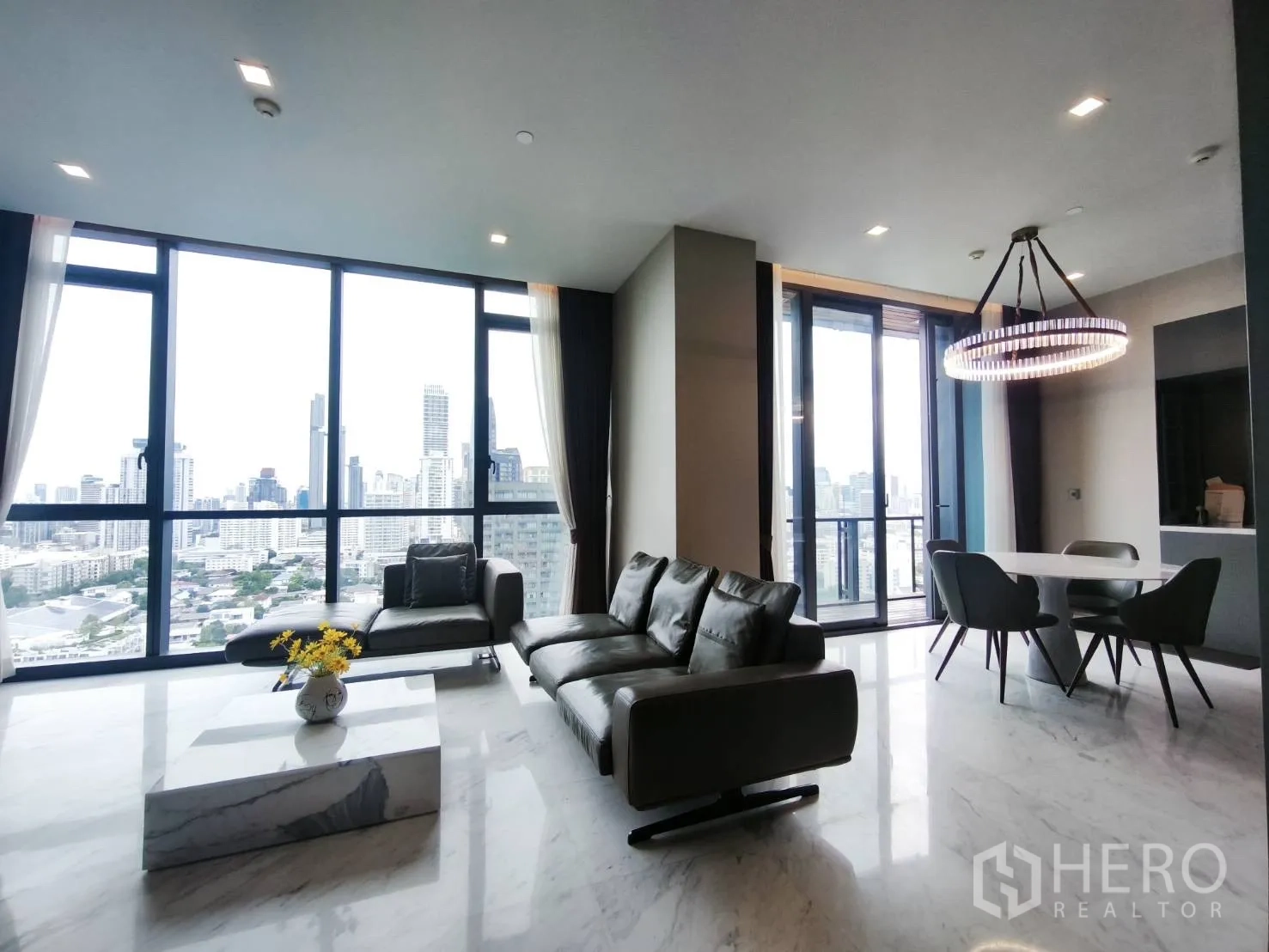 คอนโด for rent in Watthana, Bangkok - ห้องนั่งเล่นและทานอาหารแบบเปิดโล่งพร้อมผนังกระจกสูง