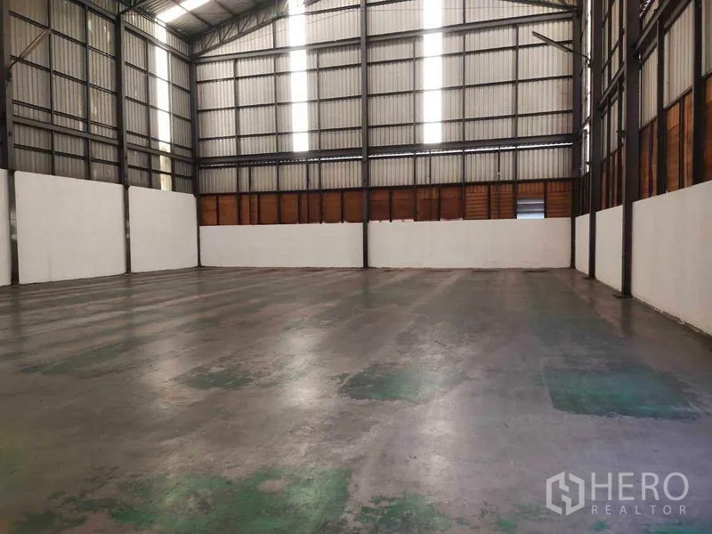 Warehouse for rent in Mueang Samut Sakhon, Samut Sakhon - Large unobstructed floor under high roof, suitable for pallet storage and staging.