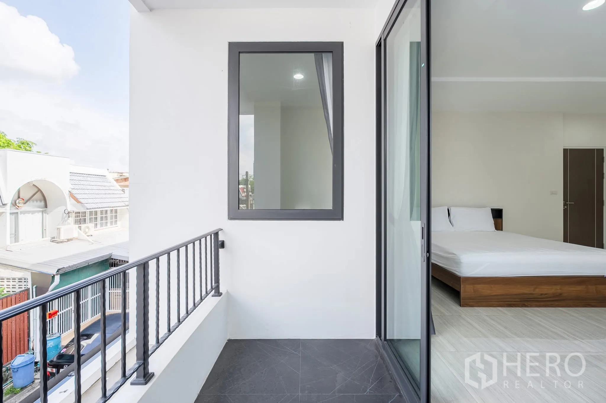 โฮมออฟฟิศ for rent in Khlong Toei, Bangkok - ระเบียงมีราวเหล็กสีดำเชื่อมห้องนอน