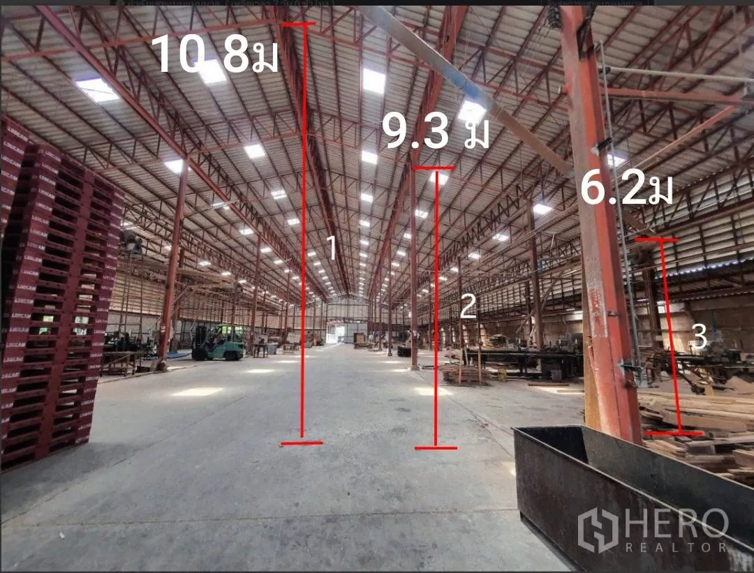 Warehouse for rent in Lam Luk Ka, Pathum Thani - Spacious warehouse interior with steel truss roof and clear heights labeled up to 10.8 meters.