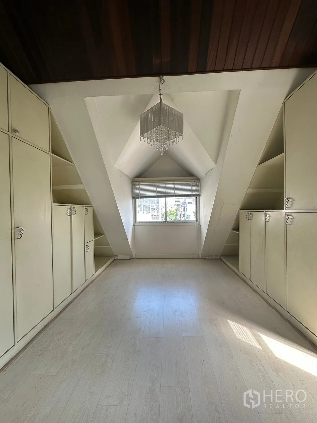 Retail Space for rent in Watthana, Bangkok - Loft-style room with built-in cupboards, light wood floor and dormer window