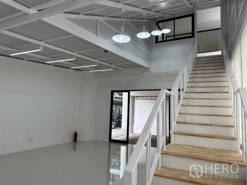 办公空间 出租或出售在Khlong Toei, Bangkok - 一层开放区域，配楼梯、玻璃入口与充足采光。