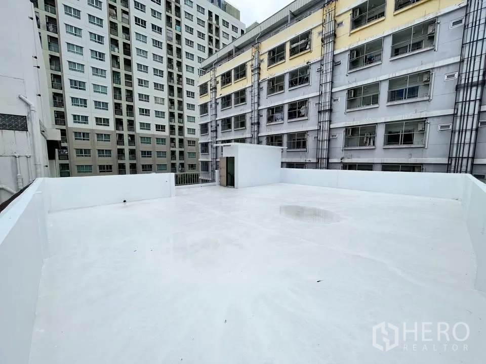 Detached House for rent in Suan Luang, Bangkok - Rooftop terrace facing neighboring high-rise apartment building.