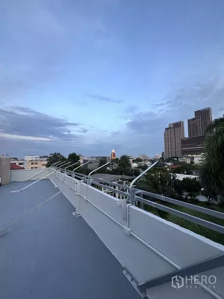 Shophouse for rent - Open rooftop view toward the Bangkok skyline and nearby high‑rises from the shophouse.