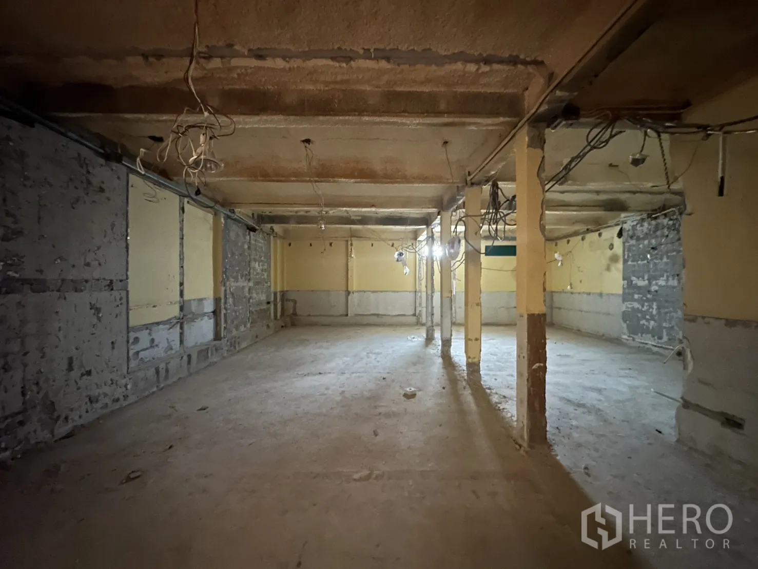 Retail Space for rent in Bang Rak, Bangkok - Spacious pillar‑supported room in raw condition offering flexible layout options.