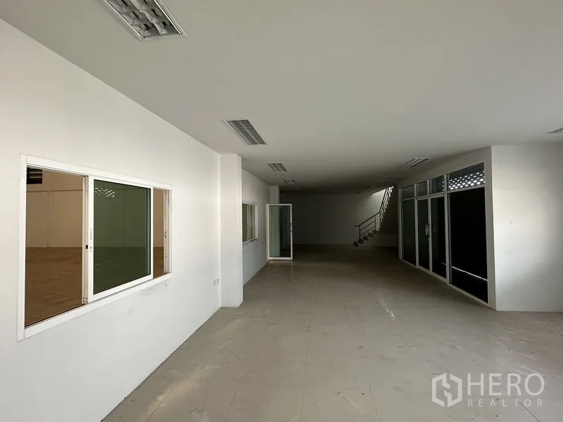 工厂 出租在Bang Bo, Samut Prakan - 一层办公室，瓷砖地面，临仓库窗与玻璃隔间。