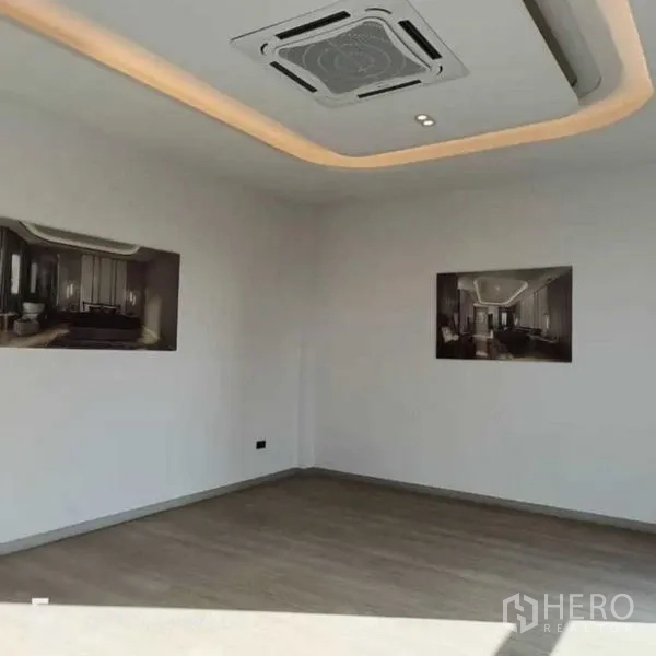 Home Office for rent in Suan Luang, Bangkok - Spacious room with cassette ceiling air conditioner, cove lighting and wood-look floor.