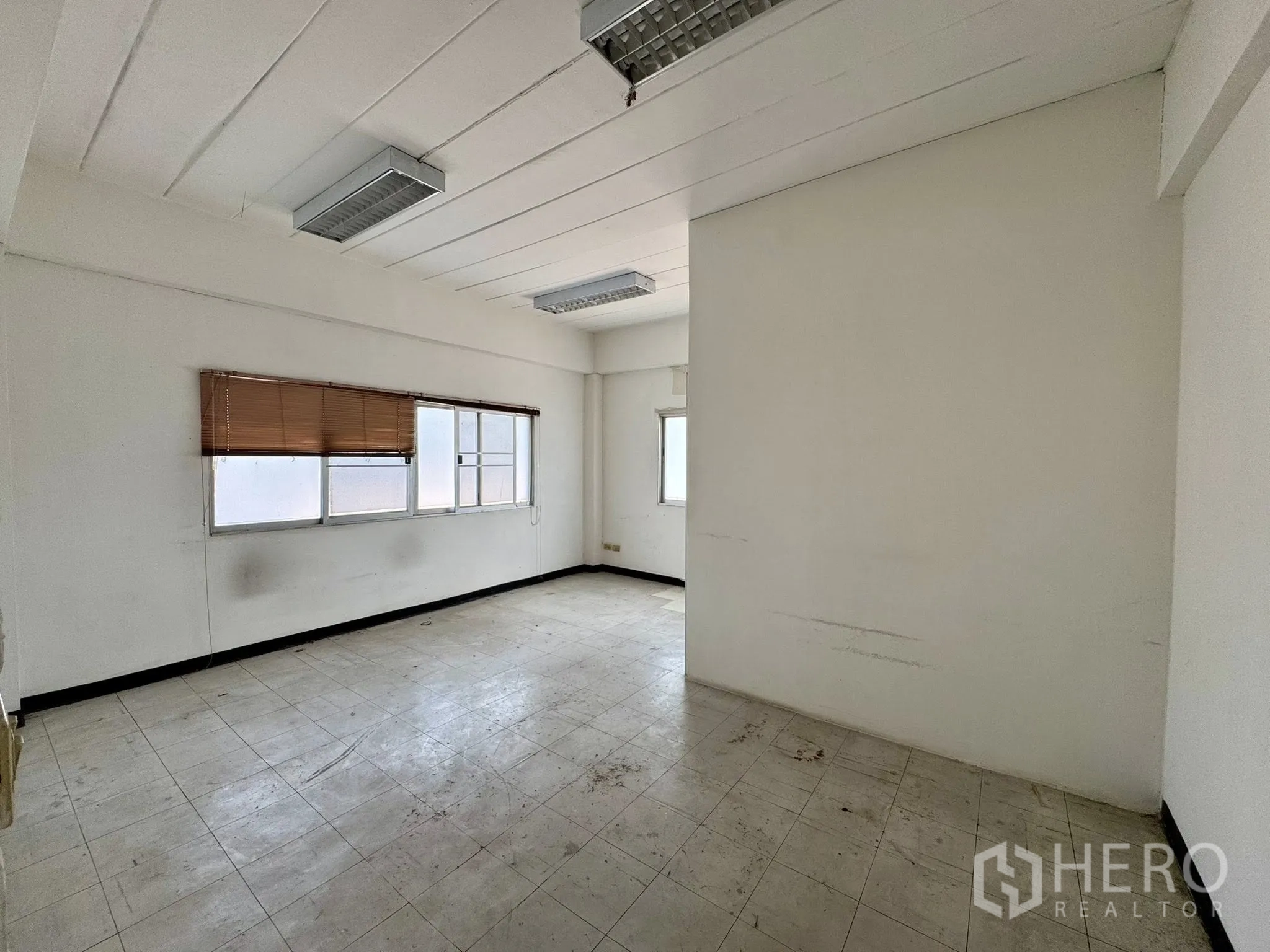 Warehouse for rent in Mueang Samut Sakhon, Samut Sakhon - Mid-size office with blinds, tiled floor and fluorescent ceiling lights.