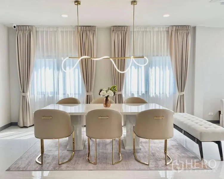 Detached House for rent in Bang Phli, Samut Prakan - Elegant dining room with marble-top table, pendant lighting and soft curtains.